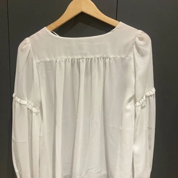 White blouse - Picture 3 of 4